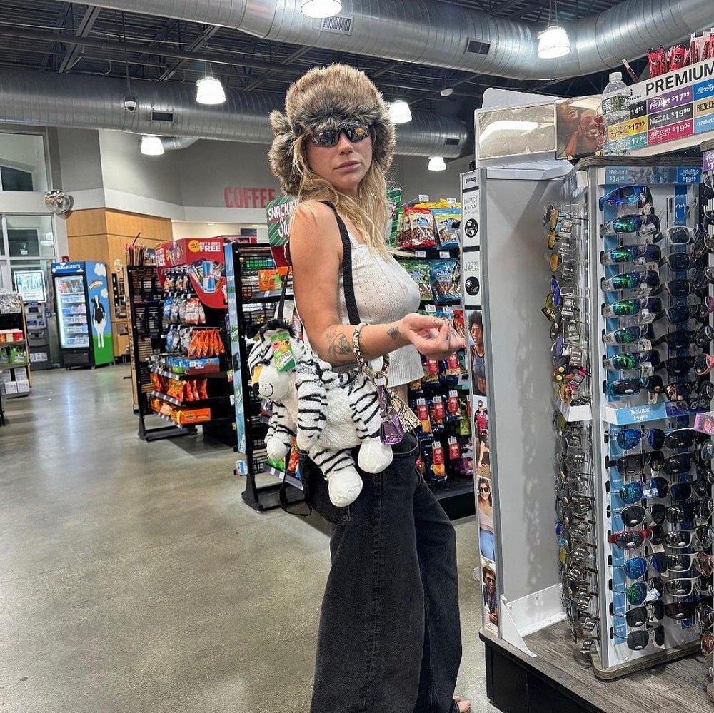 Image of Kesha at a shopping.