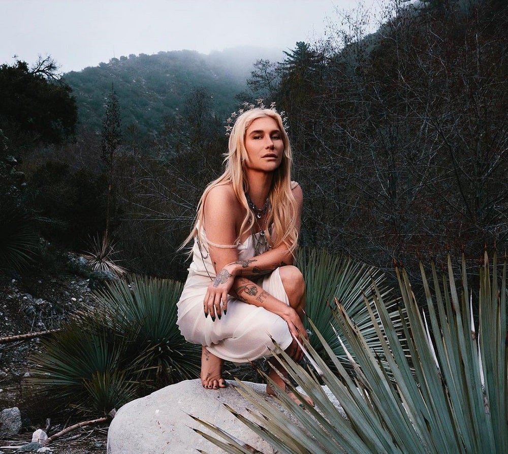 Image of Kesha while she does a outside shoot.