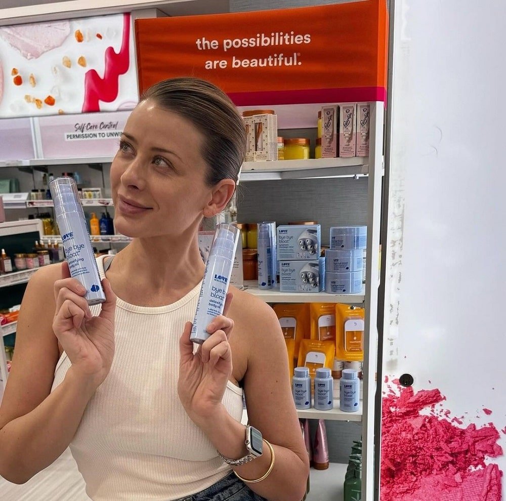 Image of Lo Bosworth promoting some products.